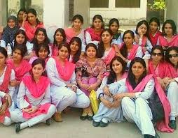 Group photo Queen Mary College in Hyderabad	