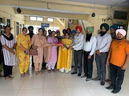 Group photo Guru Nanak College in Gurdaspur	