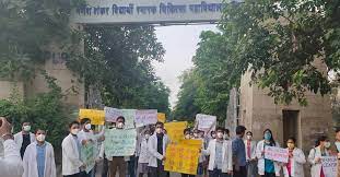 Students Ganesh Shankar Vidyarthi Memorial Medical College in Kanpur 