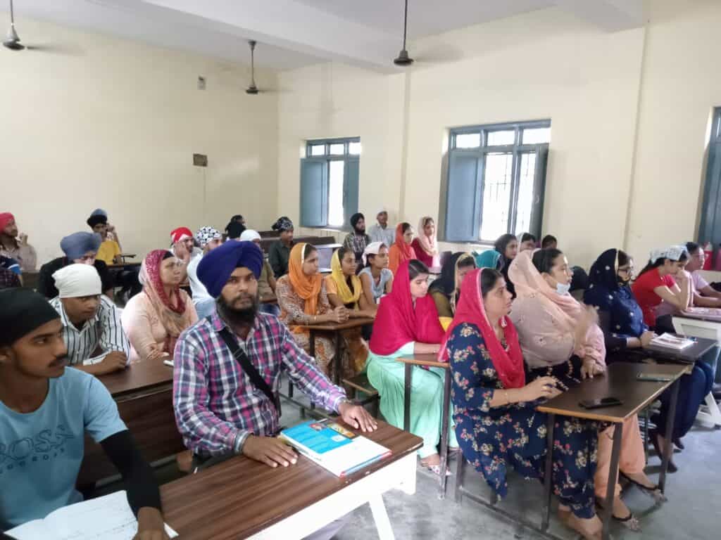 Classroom Guru Nanak Khalsa College  Daroli Kalan  in Jalandar