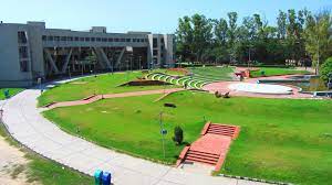 Building Delhi Technological University in North West Delhi	